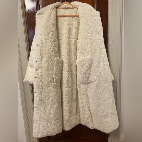 Michael Kors Quilted Ciré and Faux
Shearling Reversible Puffer
Coat- Women’s MED - Picture 5 of 16